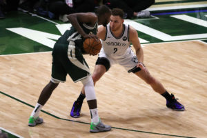 Los Bucks fuerzan el Game 7 de la mano de Khris Middleton
