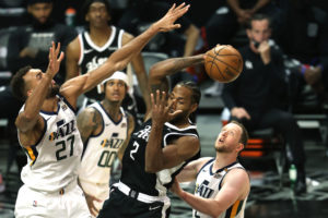 Kawhi Leonard planea rechazar su opción de jugador