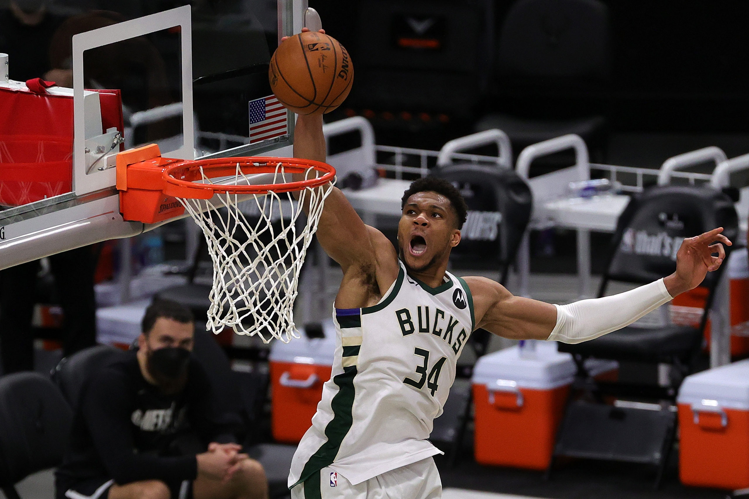 Los Milwaukee Bucks cumplen en casa y empatan la eliminatoria