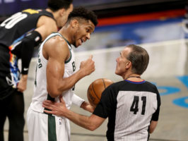 Los Hawks se unen a la frustración por la rutina en el tiro libre de Antetokounmpo