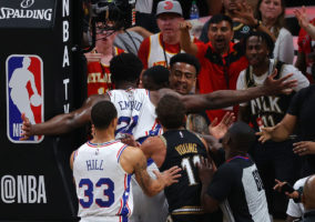 Joel Embiid se queja del arbitraje en el sexto partido