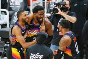 Ayton cree que la burbuja es responsable del éxito de los Suns