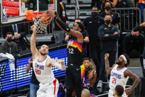 Phoenix pone el 2-0 en un final de auténtica locura