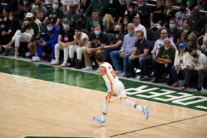 Trae Young toma el Fiserv Forum y pone el 1-0 para los Hawks