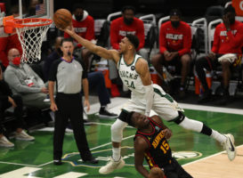 Los Bucks empatan la serie con su versión más arrolladora