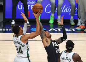 Antetokounmpo abandona el Game 4 lesionado y enciende las alarmas en Milwaukee