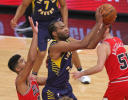 Los Pacers buscan traspasar a TJ Warren y Myles Turner