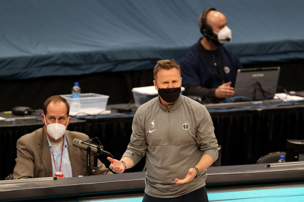Scott Brooks podría unirse al staff técnico de Vogel en Lakers
