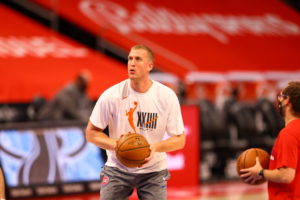 Los Pistons envían a Mason Plumlee a los Hornets