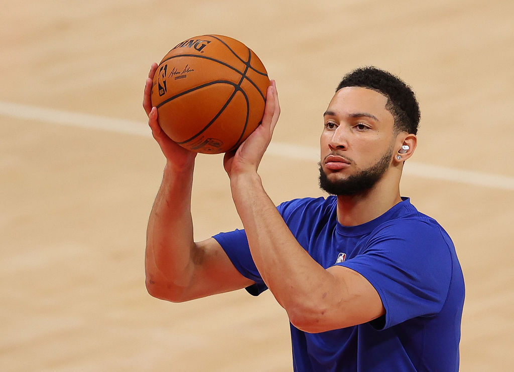 Philadelphia continúa examinando las opciones de traspaso con Simmons