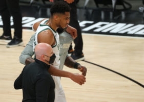 Giannis Antetokounmpo no jugará el quinto partido
