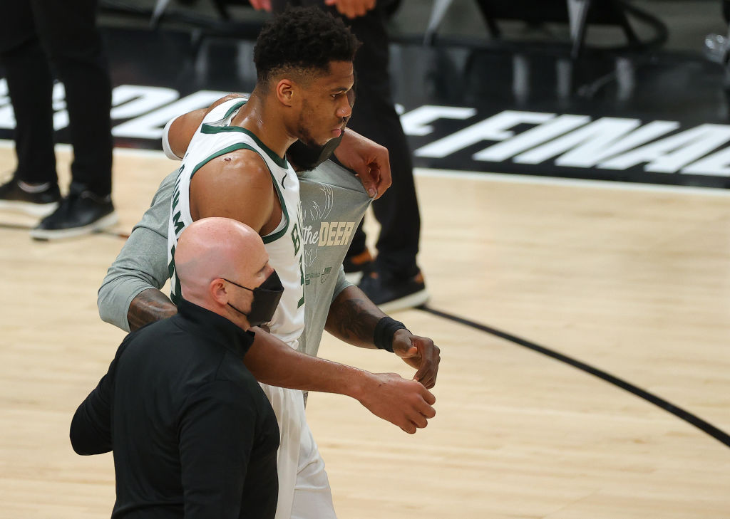 Giannis Antetokounmpo no jugará el quinto partido
