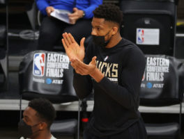 Giannis Antetokounmpo se mantiene como duda para abrir las Finales