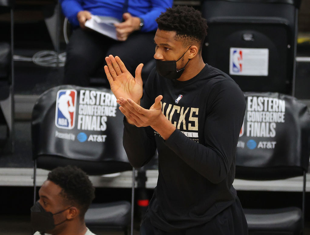 Giannis Antetokounmpo se mantiene como duda para abrir las Finales