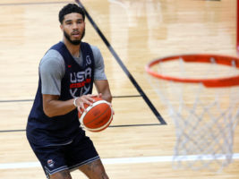 Jayson Tatum define como "un gran honor" llevar el '10' de Kobe en EE.UU.