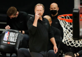 Budenholzer considera "frustrante" la diferencia de tiros libres en el Game 1