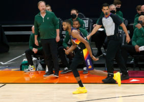 Mikal Bridges pasaba por ahí