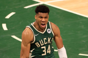 Los Bucks acortan distancias con un nuevo recital de Antetokounmpo