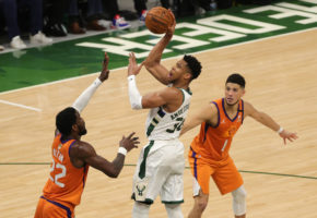 Los Bucks sobreviven a la exhibición de Booker e igualan las Finales