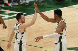 Giannis sobre su tapón a Ayton: "Creí que me iba a hacer un mate en la cara"