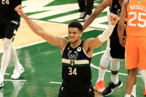 Milwaukee confirma que la rodilla de Antetokounmpo está en perfecto estado