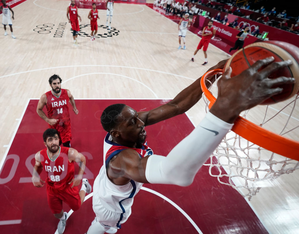 Estados Unidos logra su primera victoria en los Juegos apabullando a Irán 120-66