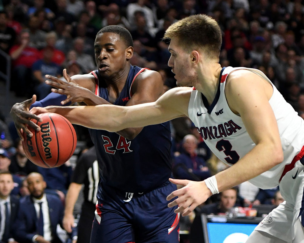 Filip Petrusev firma con Anadolu Efes