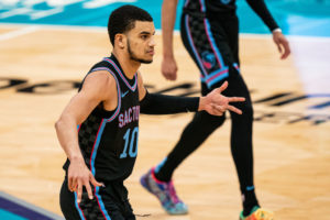 Los Kings cortan a Justin James