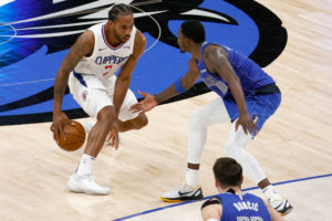 Kawhi Leonard será agente libre tras rechazar su opción de jugador