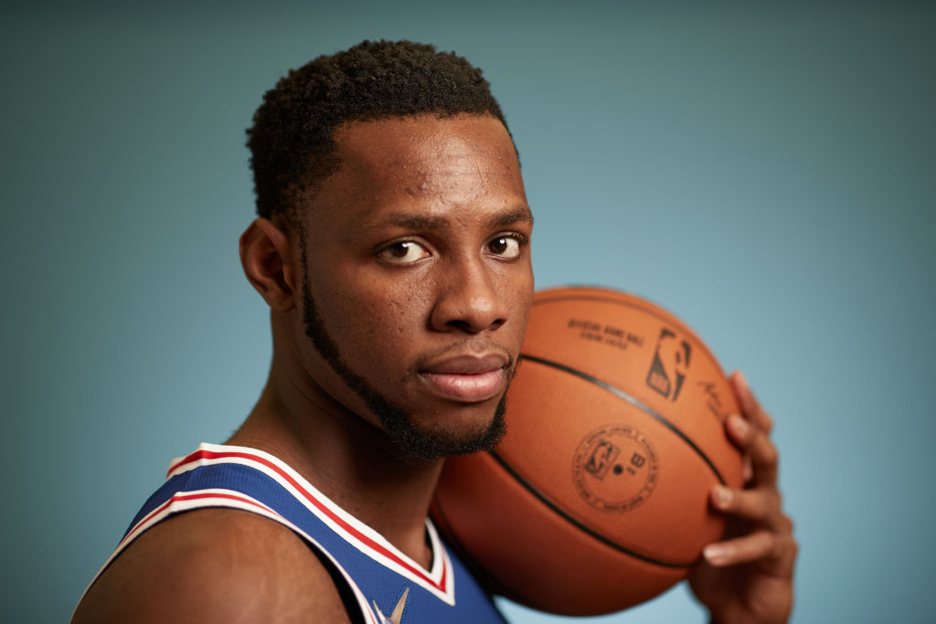 Charles Bassey firma un año no garantizado con los 76ers