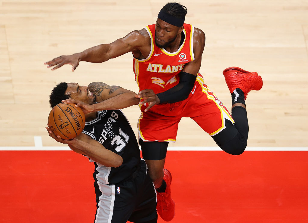 Keita Bates-Diop regresa a los Spurs mediante un acuerdo dual
