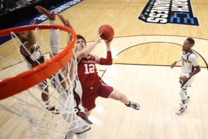 Los Lakers firman dos años a Austin Reaves