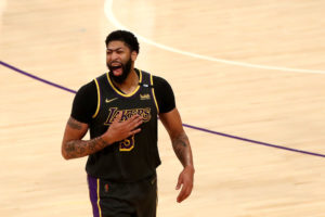 Anthony Davis se compromete a jugar más minutos como pívot