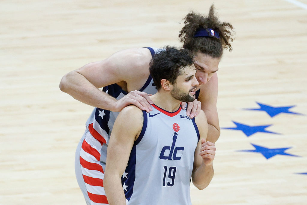 Robin Lopez ve "mucho potencial" en los jóvenes de los Magic