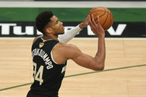 La rodilla de Antetokounmpo aún no está al cien por cien