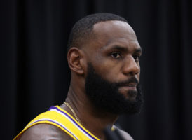 LeBron, tras vacunarse: "Era lo más adecuado para mí, mi familia y amigos"