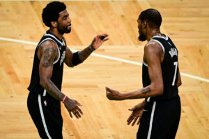 Kevin Durant no está molesto con Irving: "Nosotros seguiremos trabajando juntos"