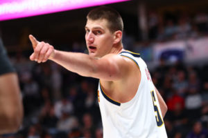 Los Nuggets arrancan el curso ganando en Phoenix