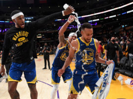 Stephen Curry sonríe en la noche inaugural en el Staples
