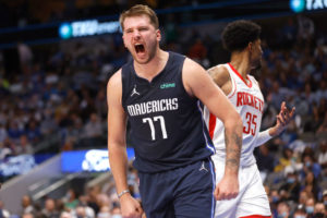 Jason Kidd debuta en casa con victoria ante los Rockets