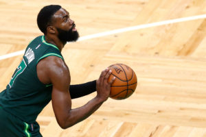 71 puntos entre Tatum y Brown para vencer a Charlotte en la prórroga