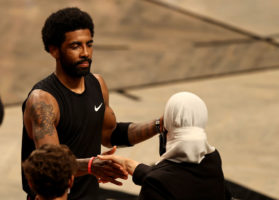 Kyrie Irving no se vacuna para dar voz a quienes sufren por no hacerlo