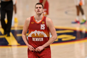 Nikola Jokic sufre una contusión en la rodilla en la derrota ante Utah