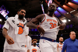 Canasta ganadora de Randle para cerrar la pretemporada invictos (4-0)