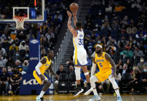 Los Warriors superan a los Lakers con 58 puntos de Curry y Poole