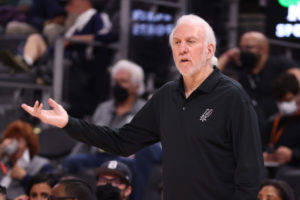 Gregg Popovich aún disfruta entrenando y ve de lejos la retirada