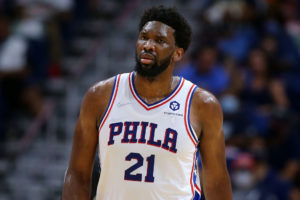 Joel Embiid jugó contra Knicks y Pelicans con una lesión de rodilla