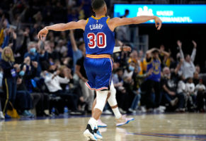 45 puntos de Curry dan la segunda victoria a los Warriors