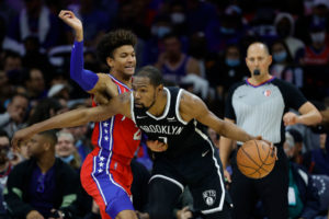 Brooklyn inaugura su cuenta de victorias con triple-doble de Durant