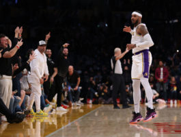 Los Lakers suman su primer triunfo pese a los 40 puntos de Morant